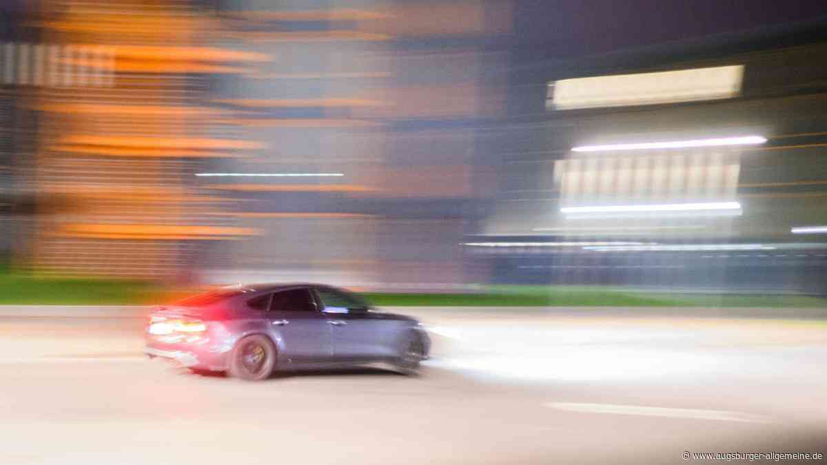 Spektakuläre Flucht vor der Polizei: Autoinsassen springen davon – Mercedes fährt führerlos weiter