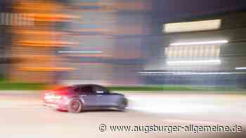 Spektakuläre Flucht vor der Polizei: Autoinsassen springen davon – Mercedes fährt führerlos weiter