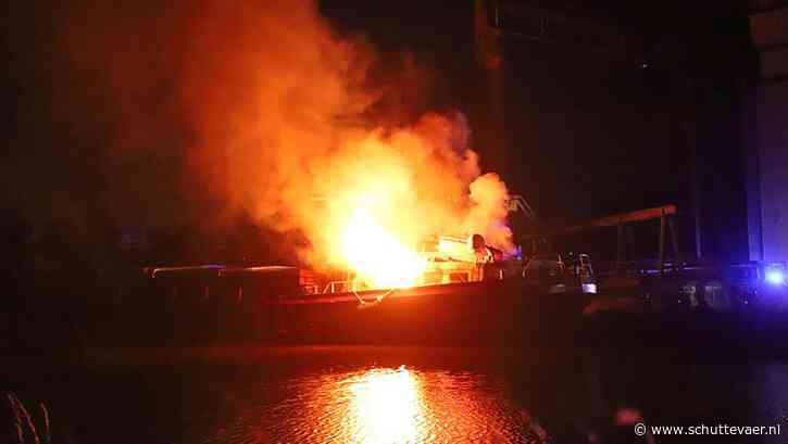 Uitslaande brand verwoest roef van binnenvaartschip in Waterhuizen