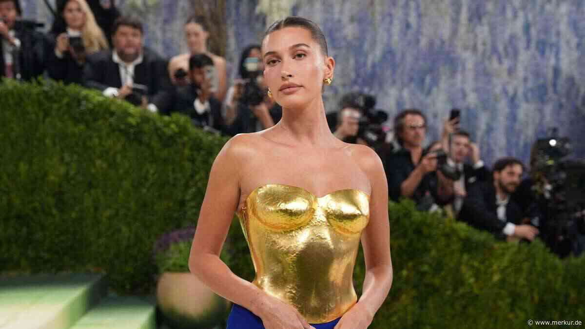 Hailey Bieber lanciert den gelben Bikini, minimal und supersexy