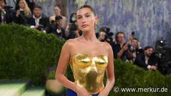 Hailey Bieber lanciert den gelben Bikini, minimal und supersexy