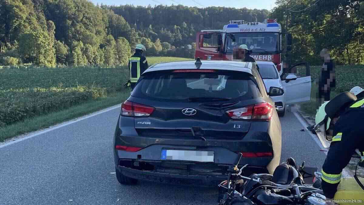 Motorradfahrer kracht bei Garching in Heck von Hyundai und wird über Auto geschleudert