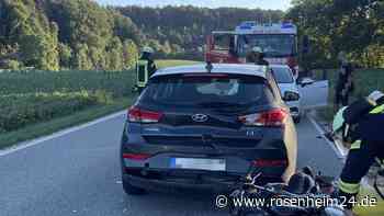 Motorradfahrer kracht bei Garching in Heck von Hyundai und wird über Auto geschleudert
