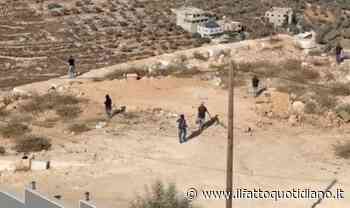 Cisgiordania, i coloni piantano di nuovo la tenda davanti alle case dei palestinesi a Qusra. I cinque italiani espulsi dal villaggio