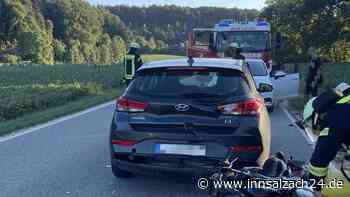 Motorradfahrer kracht bei Garching in Heck von Hyundai und wird über Auto geschleudert