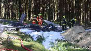 Bei Kalkarbeiten im Wald: Hubschrauber stürzt im Erzgebirge ab