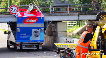Vrachtwagen botst tegen spoorviaduct in Waddinxveen