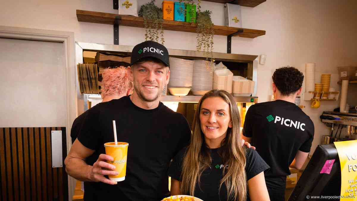 Friends made plan on Ibiza holiday and now they want third venue