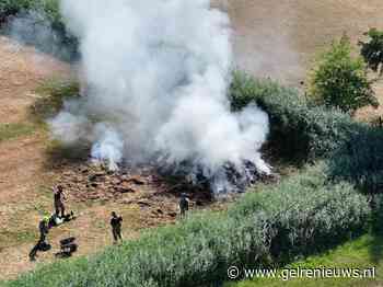 Hooiberg vliegt in brand op weiland
