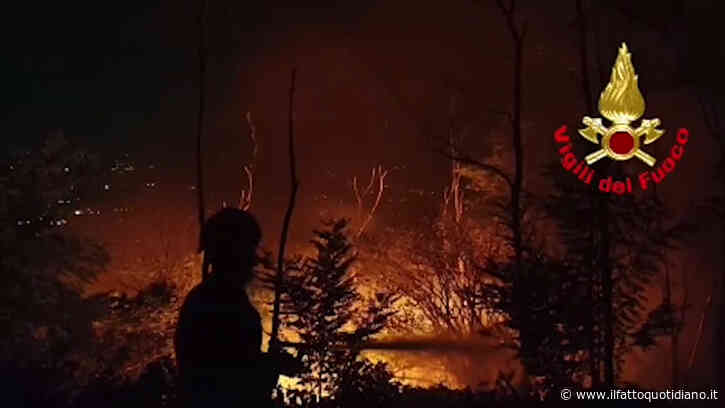 Brucia il monte Goj nel Comasco, le fiamme lambiscono le case: 50 persone evacuate