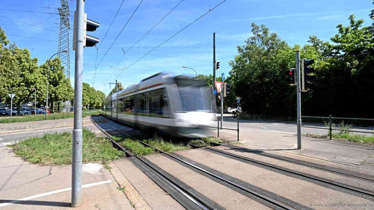 Streit eskaliert: Mann will 18-Jährige in Tram zu Boden drücken und belästigt sie
