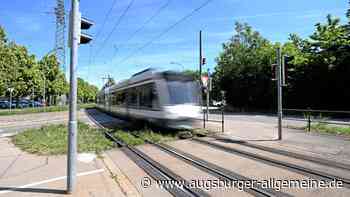 Streit eskaliert: Mann will 18-Jährige in Tram zu Boden drücken und belästigt sie