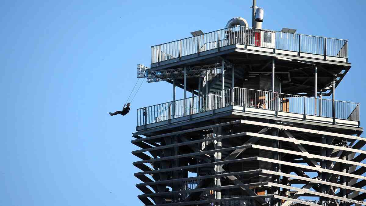 Der Kopf sagt ja, der Körper streikt: So verrückt ist die Schaukel am Harzturm