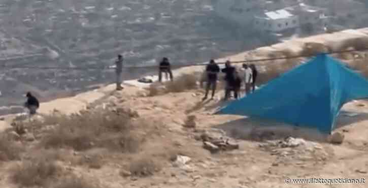 Cisgiordania, i coloni montano di nuovo la tenda davanti alle case dei palestinesi assediati. Era stata smantellata due giorni fa dall’esercito