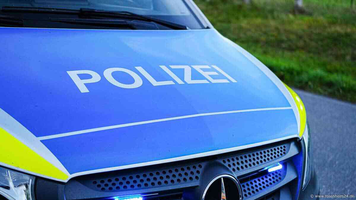 Auto kommt von B15 ab und landet in Maisfeld – Straße bei Schechen halbseitig gesperrt