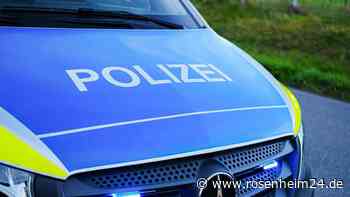 Auto kommt von B15 ab und landet in Maisfeld – Straße bei Schechen halbseitig gesperrt