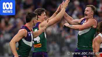 Live: Final quarter flurry puts Fremantle in control of thriller against Adelaide
