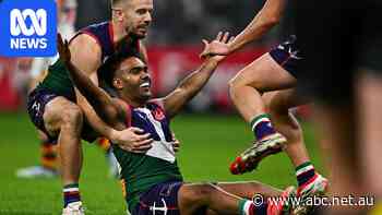 Live: Fremantle hosts Adelaide in thriller after another final quarter flurry
