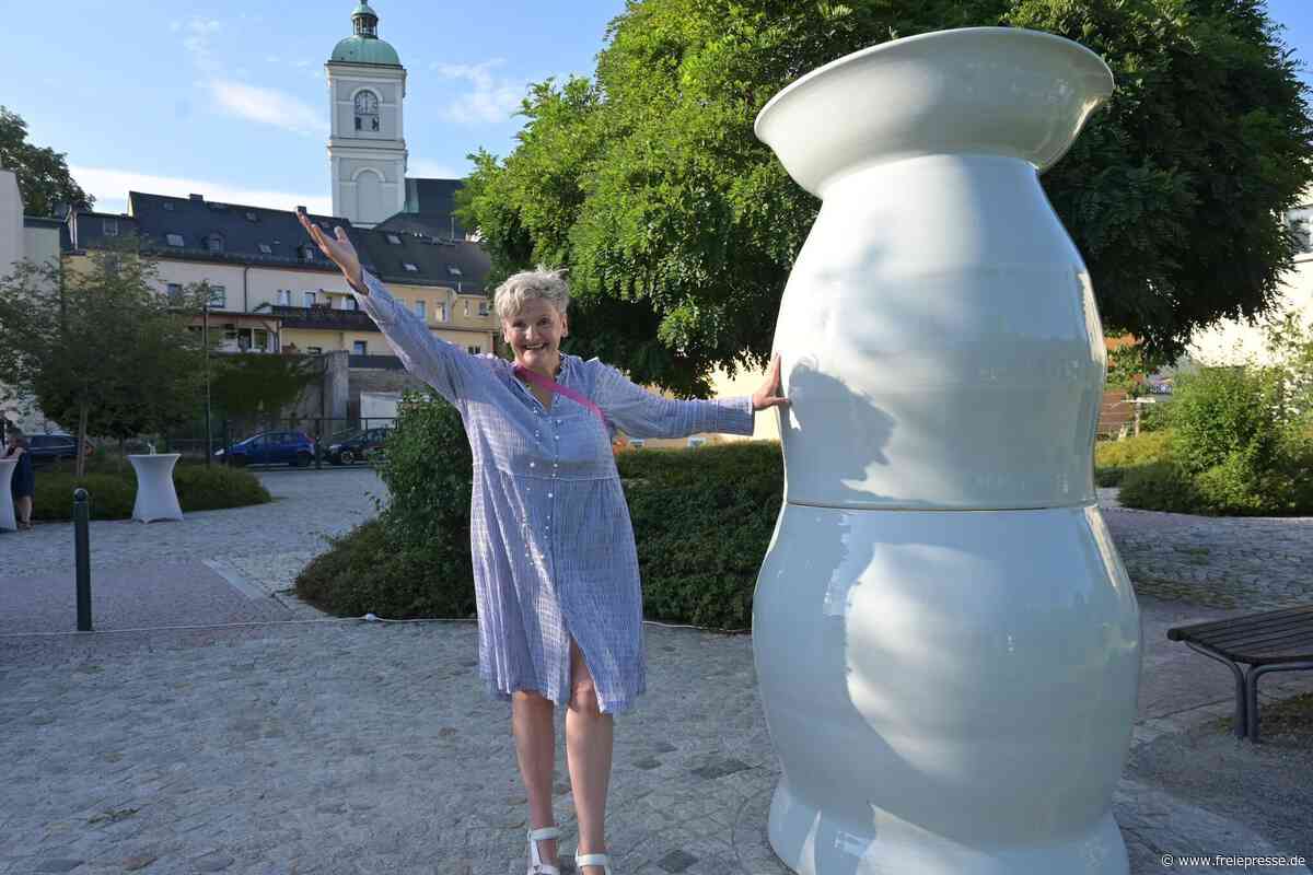 Zurück im Erzgebirge: Künstlerin erschafft kleinstes Porzellan-Service der Welt neu
