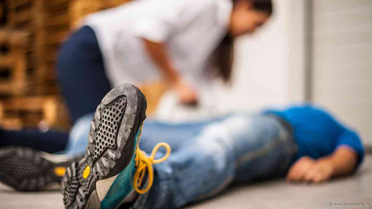 Ersthelfer begannen 2025 jede zweite Reanimation außerhalb von Kliniken