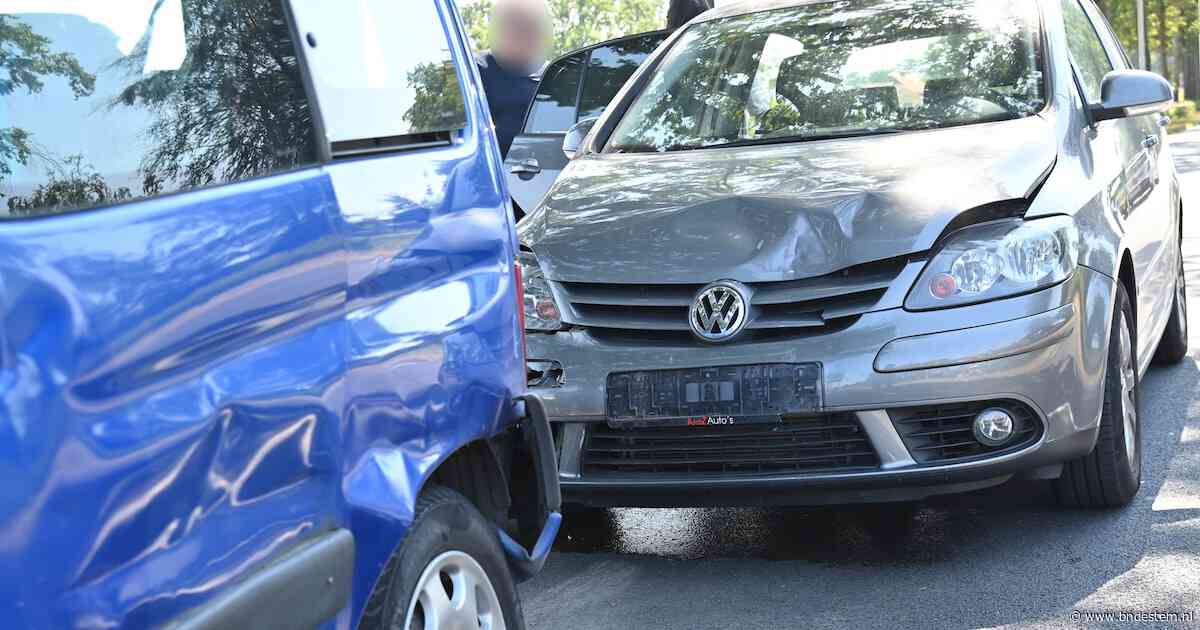 Botsing met drie auto’s op N263 bij Rijsbergen zorgt voor flinke schade