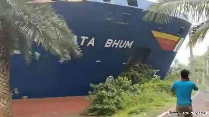 VIDEO: stuurloos containerschip vaart in de kant