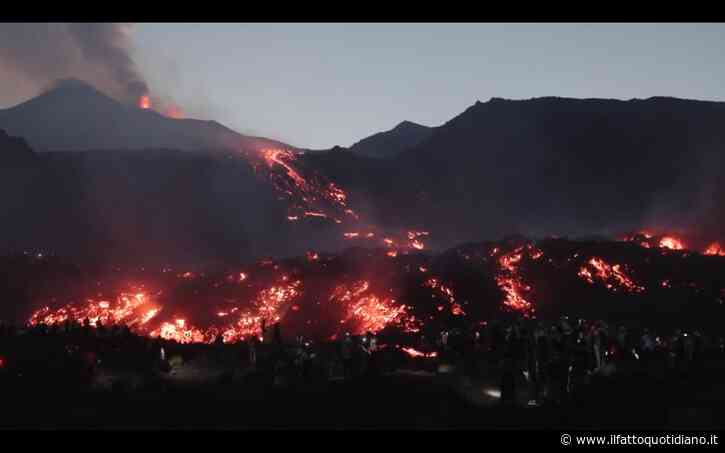 Etna in eruzione, le persone sono troppo vicine alla lava per i selfie: scatta l’ordinanza – Video