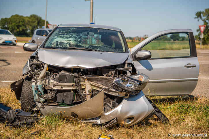 Flinke schade na botsing tussen twee auto’s