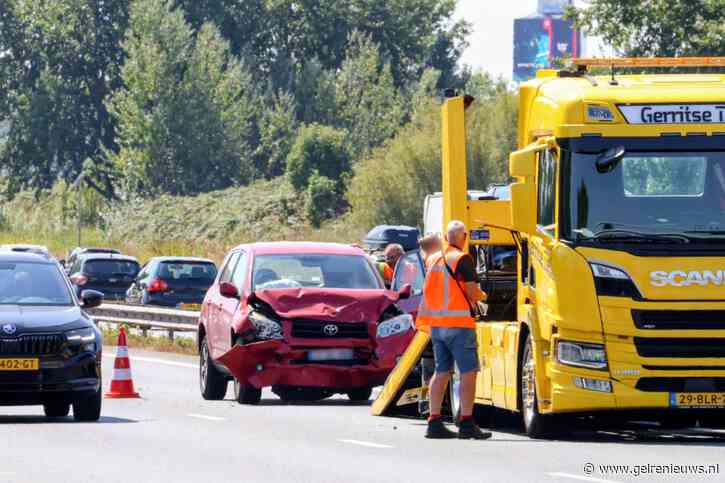 Flinke file na kop-staartbotsing op snelweg