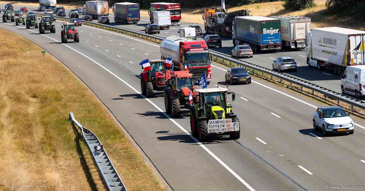 Tientallen tractoren rijden over de A1 bij Holten