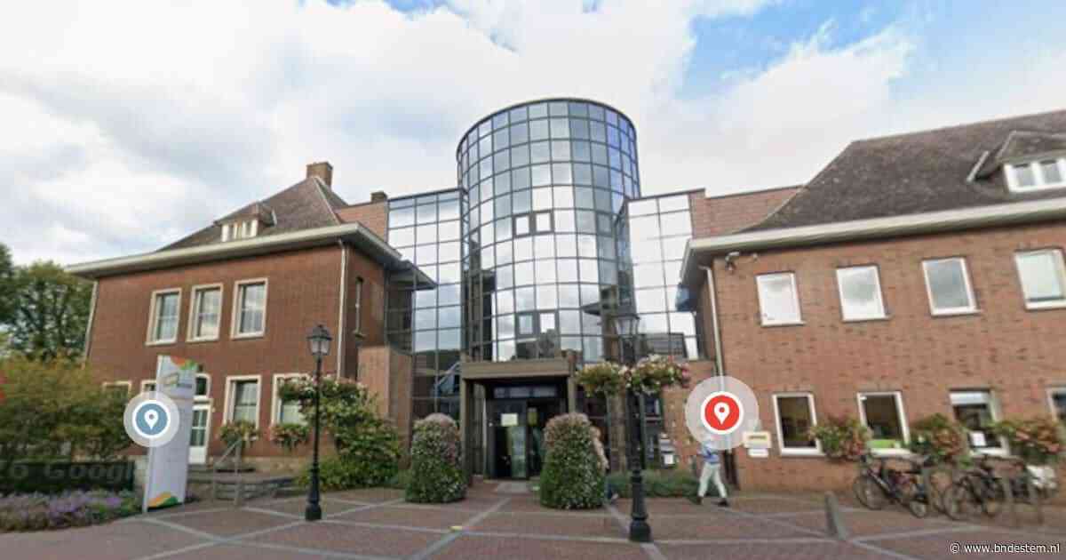 Stenen slang Hendrik groeit in binnentuin van gemeentehuis Essen