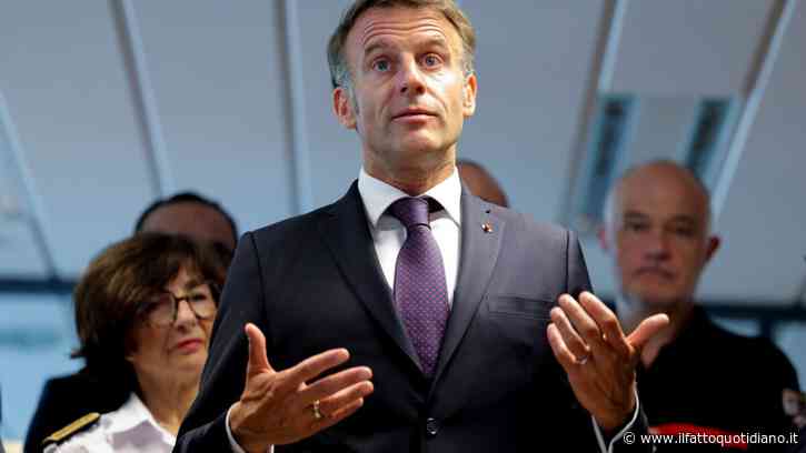Francia, il Consiglio costituzionale boccia il divieto dei social sotto i 15 anni voluto da Macron. Il presidente al governo: “Riscrivete la legge”
