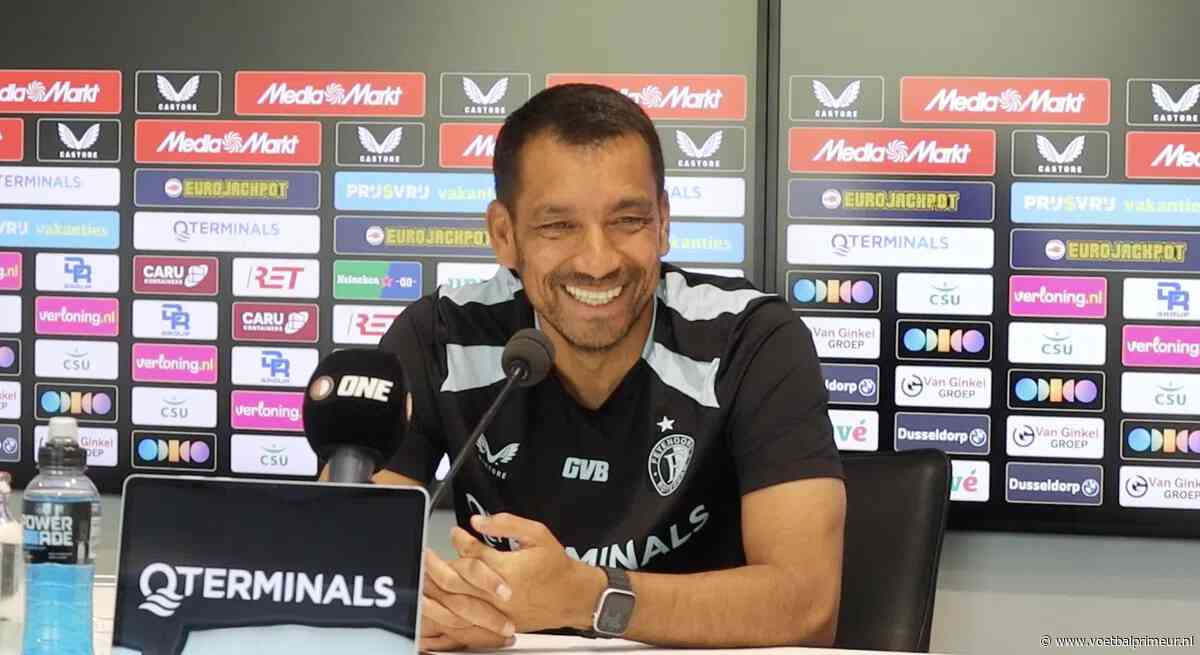 Van Bronckhorst onthult drie vice-captains na Valente: 'Dan heb je een scoop'