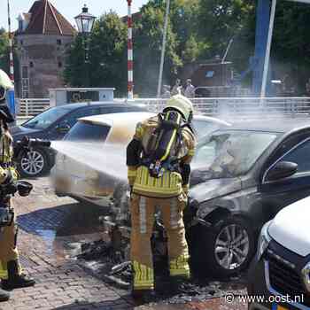 Autobrand langs de gracht in Zwolle