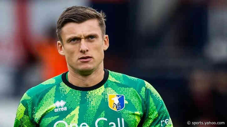 Stags goalkeeper Roberts signs new deal