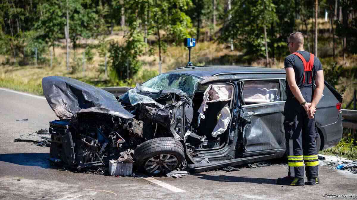 Tödlicher Frontalcrash auf B2 in Bayern: 38-Jähriger stirbt – Kind und zwei Frauen schwer verletzt