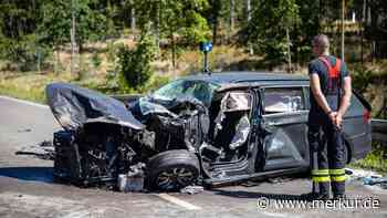 Tödlicher Frontalcrash auf B2 in Bayern: 38-Jähriger stirbt – Kind und zwei Frauen schwer verletzt