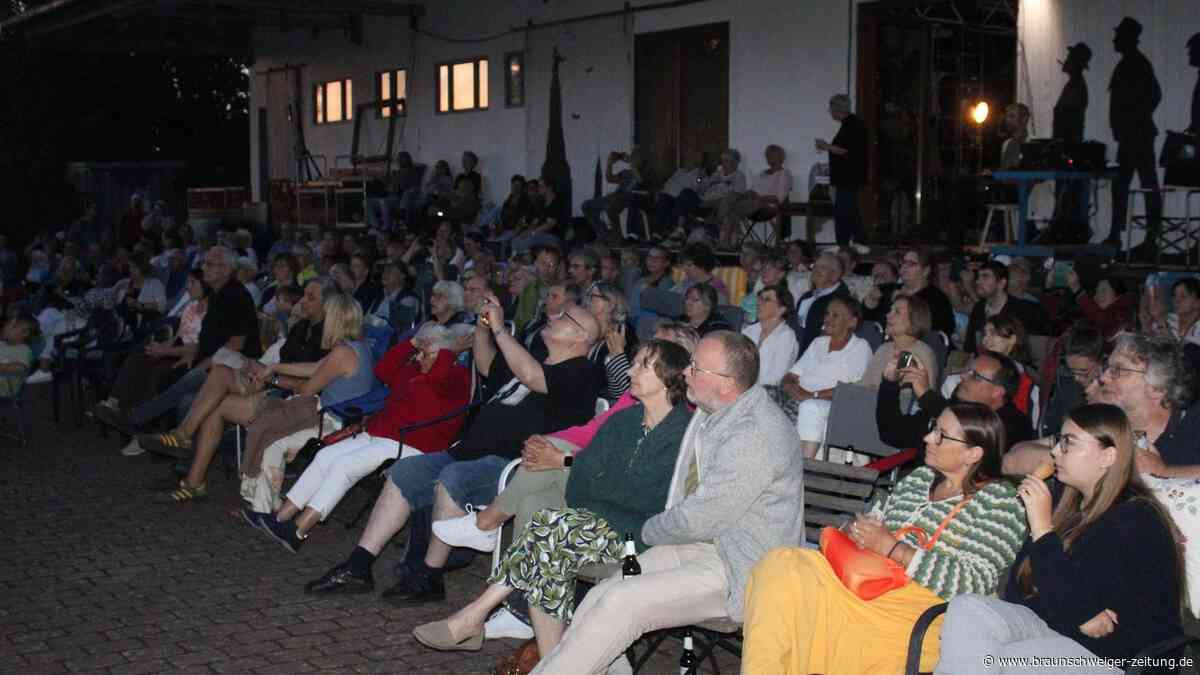 Freiluftkino im Kreis Gifhorn bezaubert mit Liebeskomödie zum lauen Sommerabend