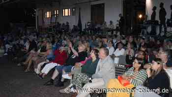 Freiluftkino im Kreis Gifhorn bezaubert mit Liebeskomödie zum lauen Sommerabend