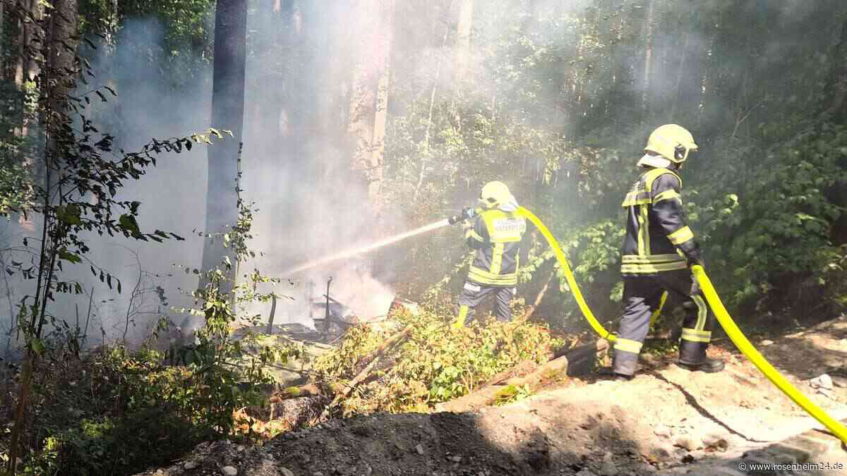 Brandstiftung in Kiefersfelden? Illegale Mülldeponie im Wald geht in Flammen auf