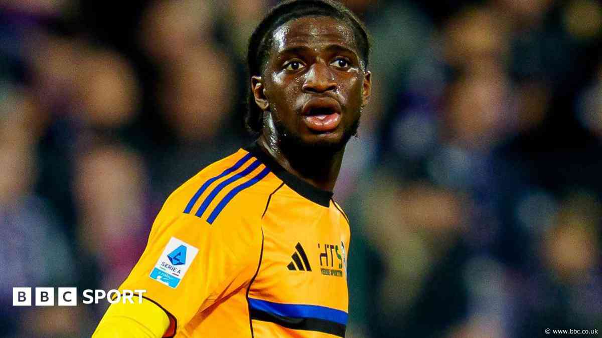 Bolton sign Villa winger Iling-Junior on loan