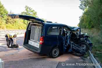 Transporter für Sprengstoffspürhunde in schweren Unfall auf A 14 verwickelt