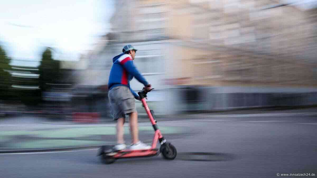 Mann (31) wagt sich mit Gips an Arm und Bein auf E-Scooter – Sturz und von Auto erfasst