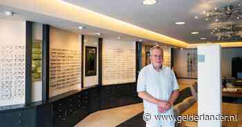Optometrist Dirkjan Bloemendal stopt na 32 jaar met winkel die hij overnam van zijn vader