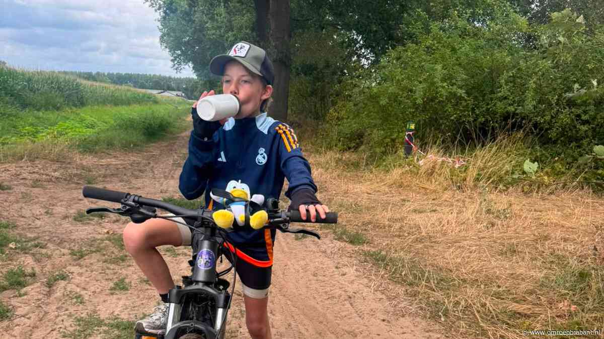 Sam (11) arriveert in Groningen na lange fietstocht voor overleden vriend