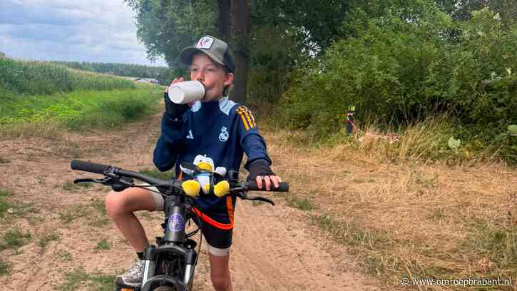 Sam (11) arriveert in Groningen na lange fietstocht voor overleden vriend