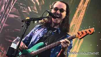 GEDDY LEE On Still Singing RUSH Songs In Original Keys: 'It Was Important To Me To Do As Many Original Versions For Our Audience As We Could'