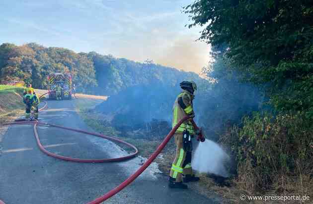 FF Bad Salzuflen: 30 Quadratmeter Stroh- und Feldreste brennen in Ehrsen-Breden / Feuerwehr ist mit rund 20 Kräften unweit des Berghofs im Einsatz