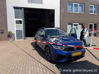 Dieven rammen roldeur uit gevel en stelen twee Audi’s