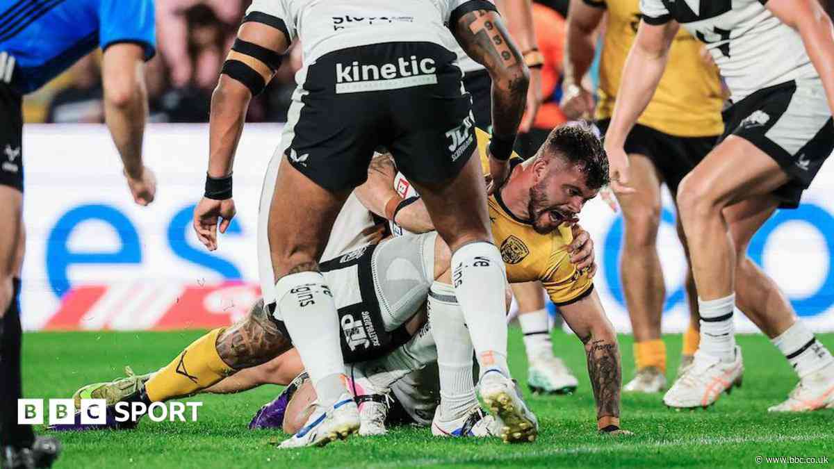 Castleford shrug off coach problems to beat Hull